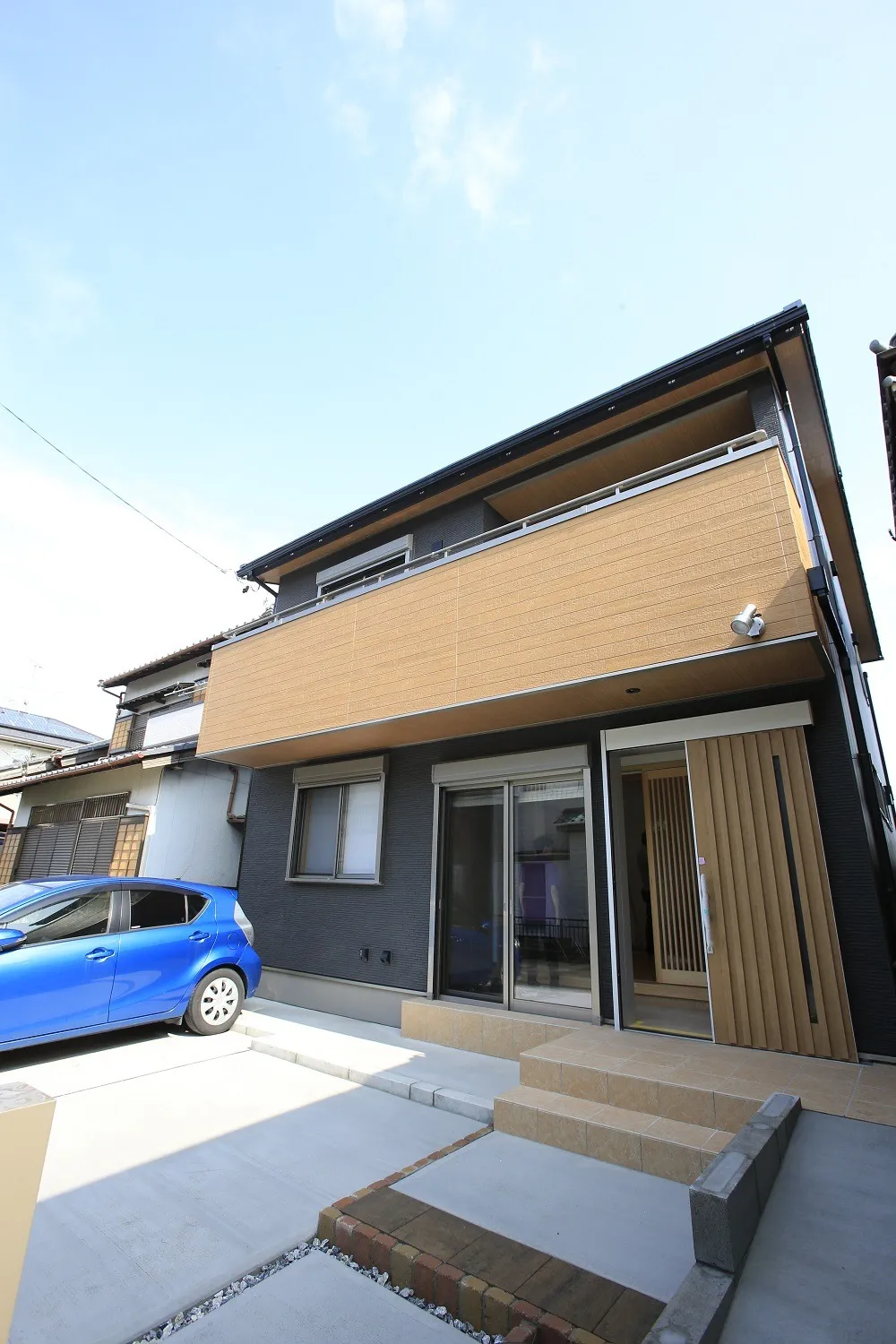 住宅密集地に建つ着ごこちのいい家